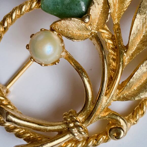 Vintage 50s Gold Tone Leaf Wreath Brooch Faux Pearl Green Stone Mid Century Pin - Picture 6 of 9